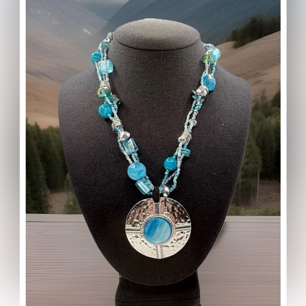 Vintage Blue Shell Silvertone Textured Pendant Necklace Blue Beaded Chain 18 18$